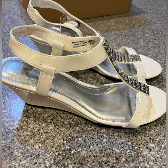 Comfort Plus by Predictions Swanky White Patent wedge sandal.  NWT Size 8W - Picture 2 of 12